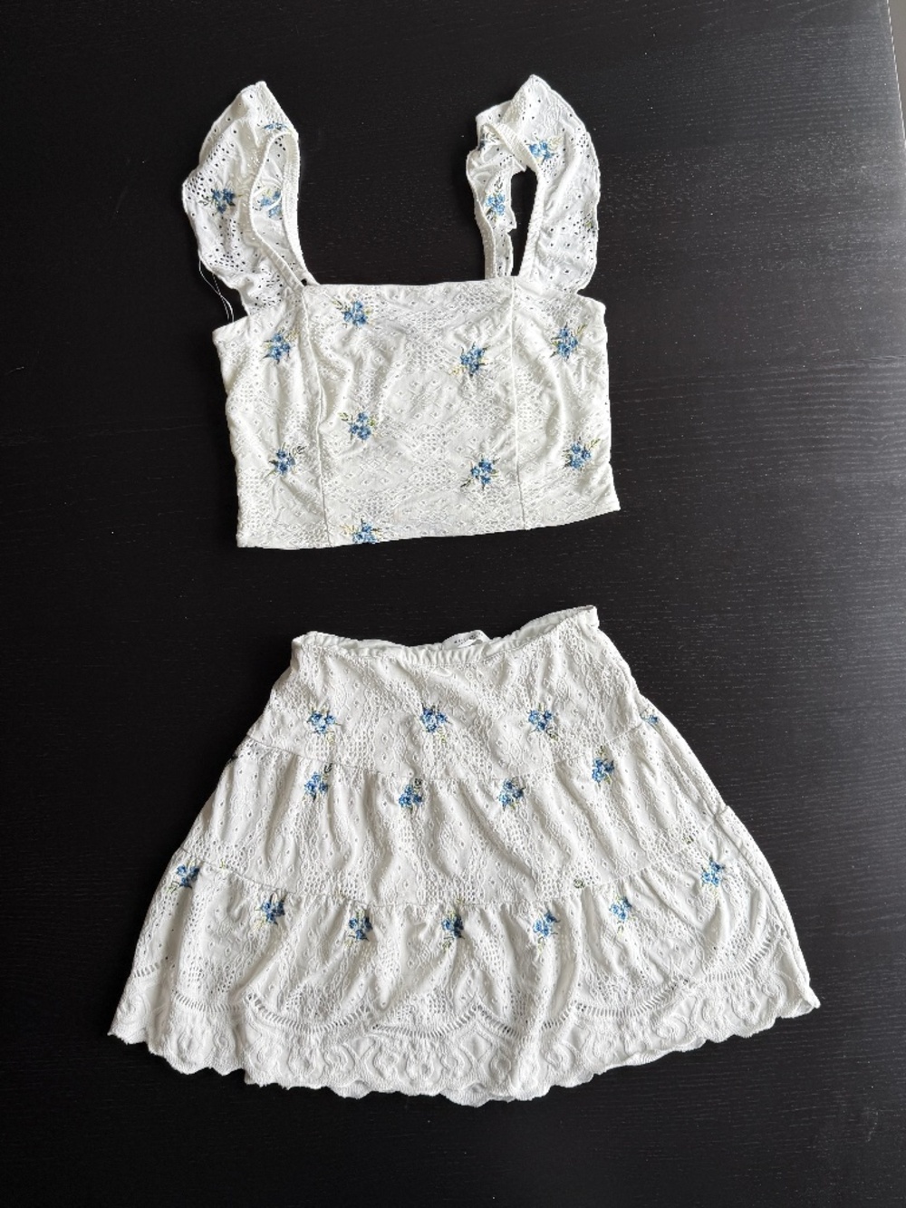 Kirious Los Angeles White Eyelet Blue Floral 2-Piece Skirt Set | Small